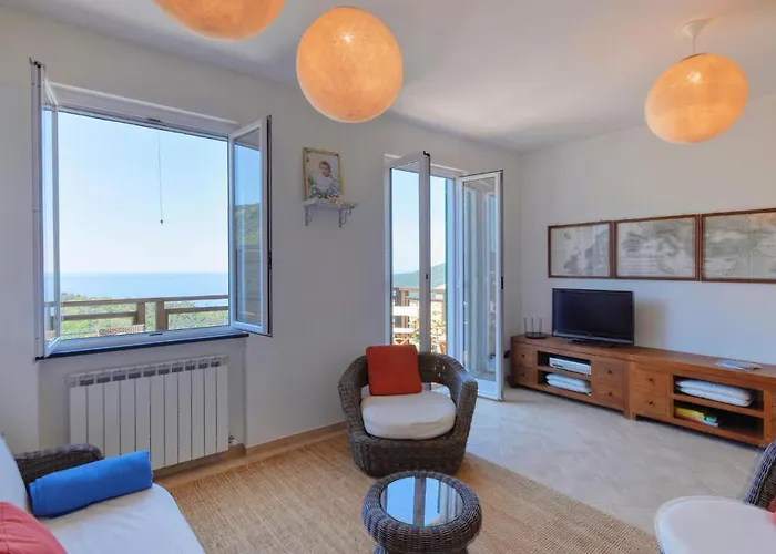 3 Bedroom Beautiful In Semesterbostad Moneglia