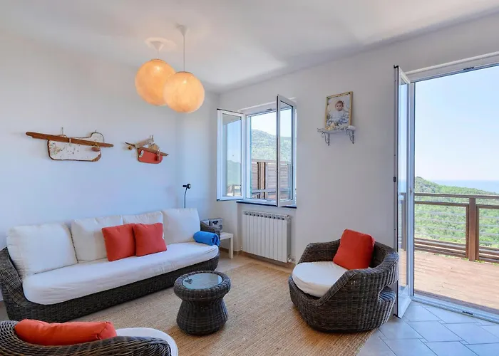 3 Bedroom Beautiful In Moneglia